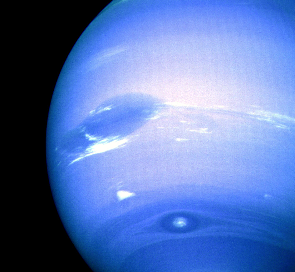 Les points noirs de Neptune. NASA, 1989, domaine public.